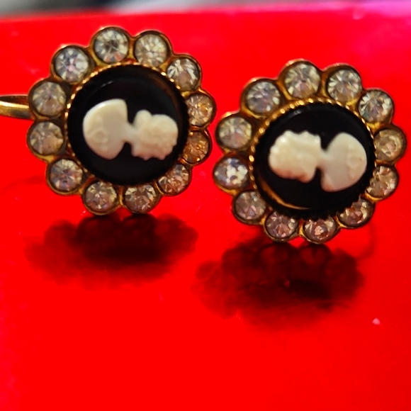 Vintage Cameo Earrings by Coro. Beautiful clear stones surrounded cameo. - Picture 4 of 11